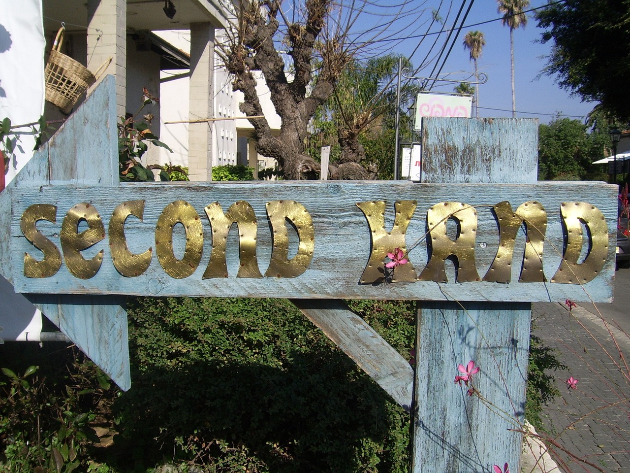 sign stating second hand